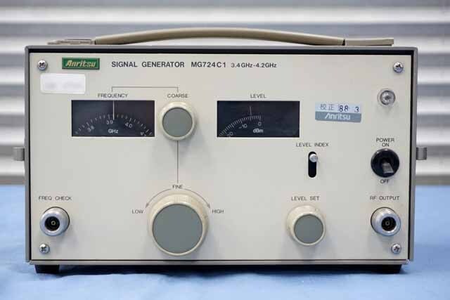 【中古品（保証あり）】アンリツ　信号発生器　MG724C1　（管理番号：UKK-10944） MG724C1