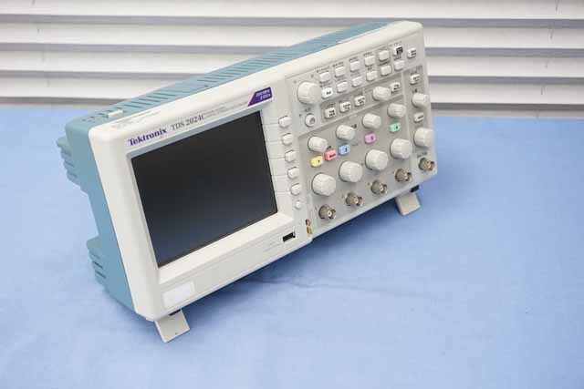 【中古品（保証あり）】テクトロニクス　デジタル・オシロスコープ　TDS2024C　(管理番号：UKK-12112) TDS2024C