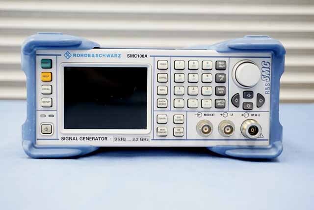 【中古品（保証あり）】ローデシュワルツ　シグナルジェネレータ　SMC100A　(管理番号：UKK-12316) SMC100A