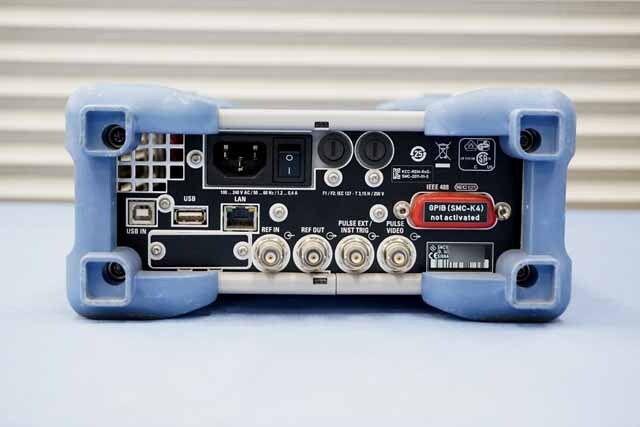 【中古品（保証あり）】ローデシュワルツ　シグナルジェネレータ　SMC100A　(管理番号：UKK-12316) SMC100A