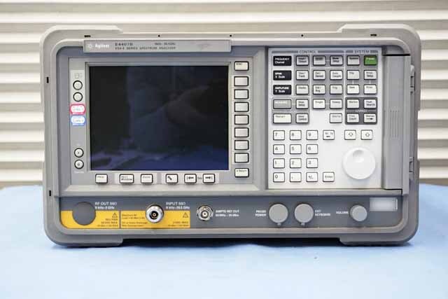 【中古品（保証あり）】アジレント　スペクトラムアナライザ　E4407B　(管理番号：UKK-12326) E4407B