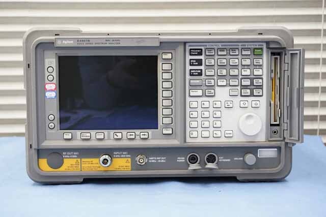 【中古品（保証あり）】アジレント　スペクトラムアナライザ　E4407B　(管理番号：UKK-12326) E4407B